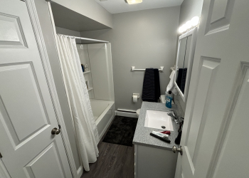 445 Irving bathroom